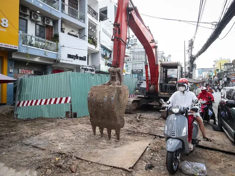 Nam công nhân tử vong thương tâm do bị máy xúc va trúng đầu trên công trường