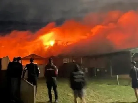 Phẫn nộ: Mẹ ruột tàn nhẫn tháo chạy cùng bạn trai, bỏ mặc 3 con tuyệt vọng kêu cứu trong biển lửa!