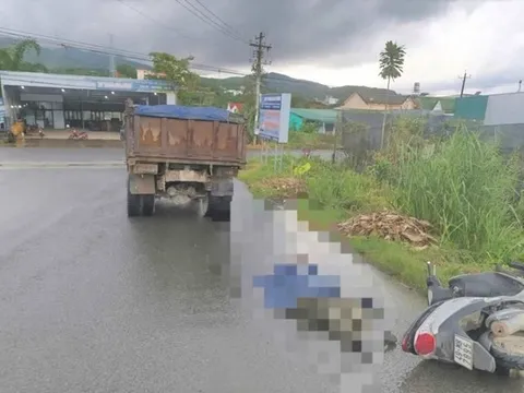Clip: Đột ngột ngã xe máy, người đàn ông bị xe ben cán qua người, tử vong tại chỗ
