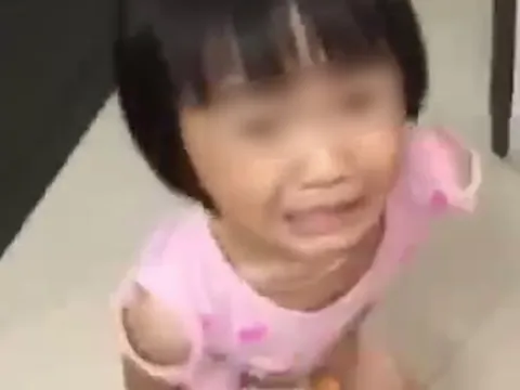 Video nghi bố bạo hành rồi ép con gọi điện đòi mẹ gửi tiền về: Thực hư ra sao?