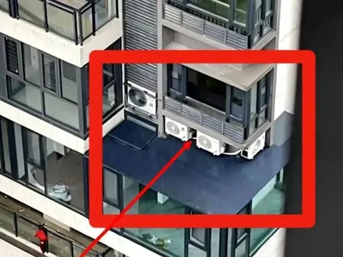 Hàng xóm tranh thủ dựng mái tôn, lắp 4 cục nóng dí sát cửa sổ phòng ngủ, chủ nhà choáng váng “xém ngất” khi vừa đi nghỉ dưỡng về