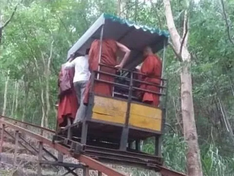 Đau xót: Xe goòng đứt cáp rơi xuống sườn núi khiến 7 nhà sư tử nạn