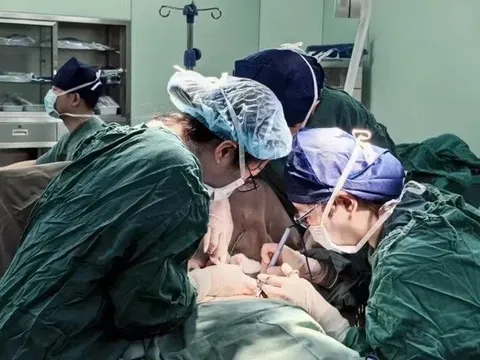 Đam mê tập gym, nam thanh niên hoảng hồn khi ngực phát triển như...phụ nữ, qua thăm khám mới rõ nguyên nhân