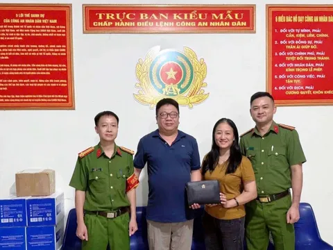 Bỏ quên chiếc túi chứa gần 400 triệu trên nóc xe ô tô của người khác, câu chuyện khó tin nhưng lại có thật