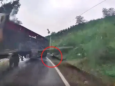 Camera ghi lại pha ôm cua tử thần: Xe đầu kéo xoay ngang, húc bay người đi xe máy trong chớp mắt dẫn đến tử vong
