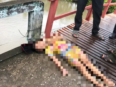 Đi bộ qua cầu sắt để về nhà, bé gái 10 tuổi bị điện giật tử vong thương tâm