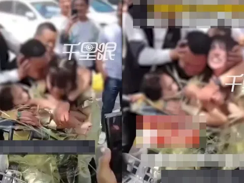 2 phù dâu bị trói chặt vào xe đạp, cưỡng hôn thô bạo ngay trong đám cưới, hành động của những người chứng kiến khiến CĐM tranh cãi dữ dội