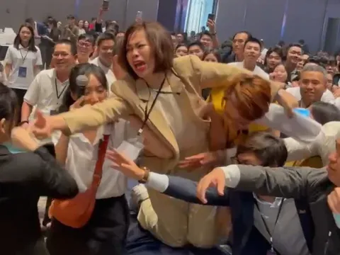 Hỗn loạn tại sự kiện mở bán căn hộ chung cư: Khách hàng giành giật phiếu đặt cọc, chủ đầu tư chính thức lên tiếng