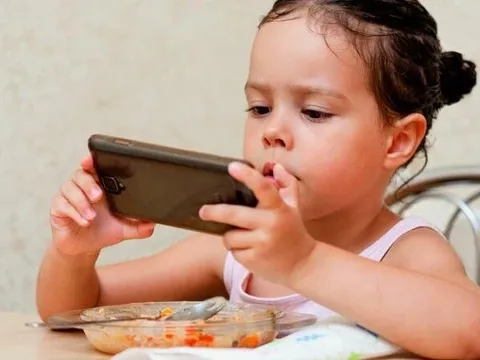 Chỉ vì ông bà làm điều này khi cháu khóc, bé 5 tuổi bị cận gần 10 độ khiến ai cũng sốc