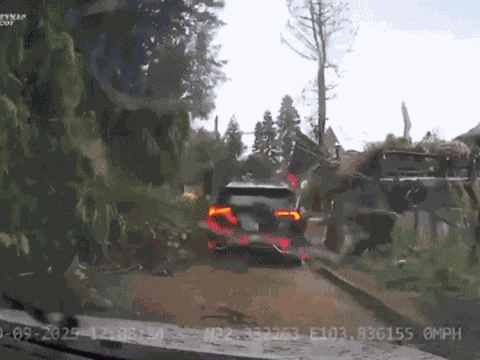 Kinh hoàng cảnh núi lở bất ngờ, ô tô con bị hất văng xuống vực sâu ở Lào Cai- camera hành trình ghi lại phút sinh tử!