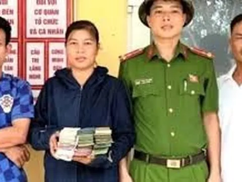 Giữa lúc bão đổ bộ, nhiều túi bóng đựng tiền "bí ẩn" xuất hiện bên vệ đường