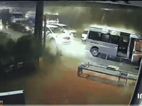 Khoảnh khắc sạt lở đất đá dội xuống 5 ô tô khiến người xem thót tim – 7 người may mắn kịp thời lao ra ngoài, thoát chết trong gang tấc.