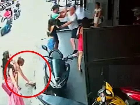 Chỉ ít phút sau khi can ngăn bạn trai đánh nhau, cô gái mất sạch tài sản vì không hề biết đã rơi vào bẫy dàn cảnh của nhóm lừa đảo chuyên nghiệp