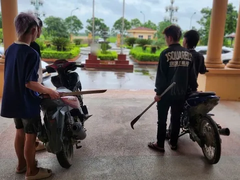 Cầm hung khí rượt đuổi nhau giữa phố, nhóm thanh niên khiến bé 6 tuổi tử vong tại chỗ, 3 người khác bị thương