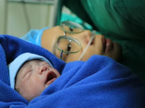 Người mẹ từ chối chữa bệnh ung thư để sinh con