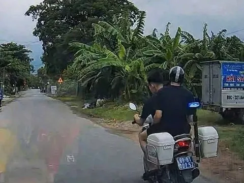 Công an giao sửa xe đặc chủng, thanh niên tranh thủ "quẩy" ngoài đường và cái kết không ai ngờ