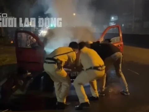 Xe đang chạy bất ngờ bốc cháy dữ dội, hai người mắc kẹt bên trong – Hành động của CSGT khiến ai cũng “nín thở”