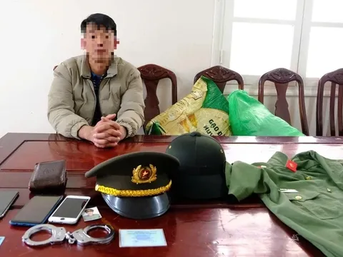 Nam thanh niên mặc cảnh phục chạy xe giữa phố vì thích "được làm công an" và cái kết bất ngờ