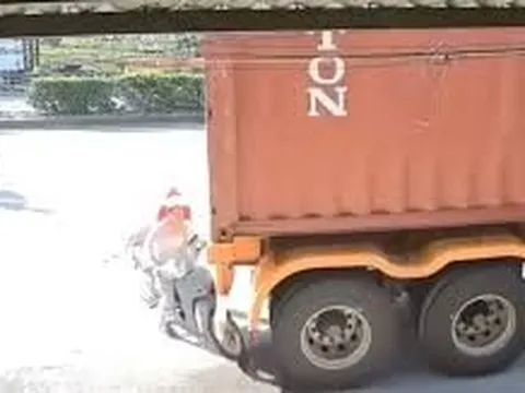 Hai cô gái bỏ xe máy chạy thoát thân trong tích tắc khi container lùi bất cẩn, clip khiến nhiều người thót tim