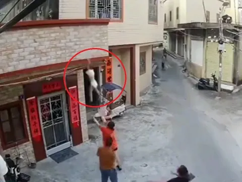 Camera bắt trọn cảnh người phụ nữ tay không hoá người hùng cứu bé trai rơi từ ban công tầng 2
