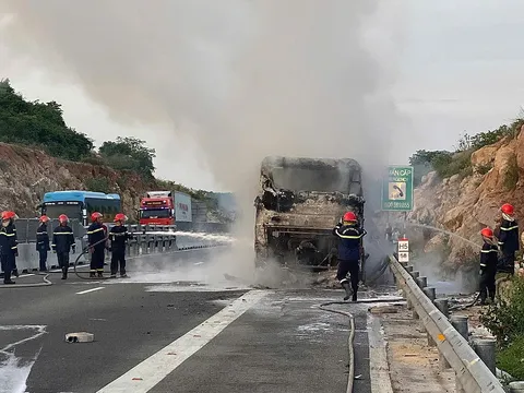 Xe khách bốc cháy dữ dội trơ khung trên cao tốc Nha Trang – Cam Lâm, 30 hành khách may mắn thoát nạn trong gang tấc