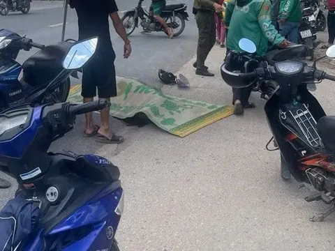 Tai nạn thương tâm giữa phố: Hai anh em đi xe máy bất ngờ trượt ngã vào gầm xe tải, anh bị cán chết, em bị thương nặng