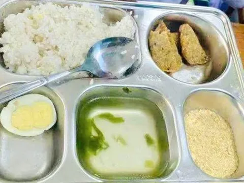 Suất ăn học sinh gây sốc chỉ có 1 quả trứng, vài lát chả: Hiệu trưởng thừa nhận chưa đạt yêu cầu, đơn vị cung cấp thực phẩm nói gì?