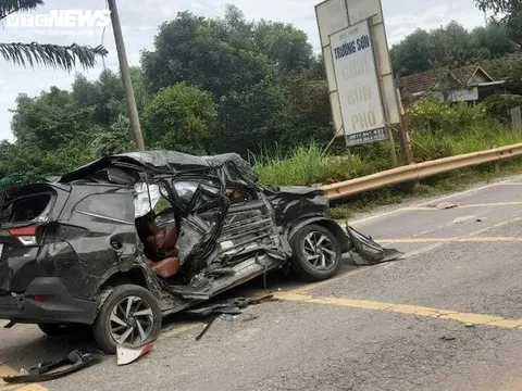 4 người thương vong, xe ô tô con nát bét sau vụ tai nạn giao thông ở Quảng Trị