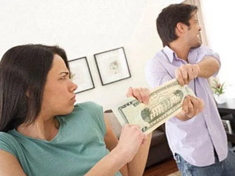 Đàn ông thông minh không sợ "nộp lương", nhưng 2 quyền này nhất định không được buông