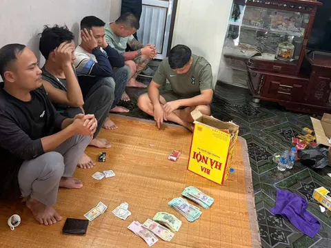 Bắt quả tang 9 người đánh bạc “ba cây” ăn tiền tại nhà dân ở Thanh Hóa