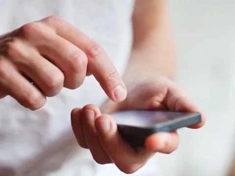 Tôi phát hiện chồng lưu tên một người phụ nữ trong điện thoại là “đồng nghiệp sửa điện”, đến khi bấm gọi thử thì tim tôi rơi xuống