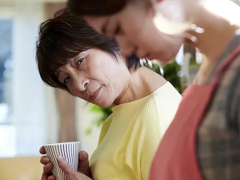 Mẹ chồng vào thành phố ở cùng 2 tuần, đến ngày bà về quê tôi mới biết người mệt nhất nhà không phải là mình