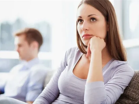 Ngày ký đơn ly hôn, chồng nói một câu về mẹ khiến tôi buông bút ngay trước mặt luật sư