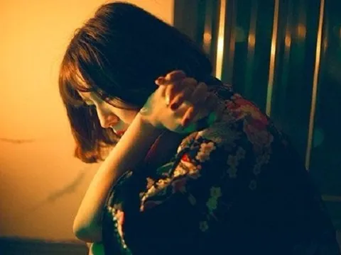 Mở điện thoại chồng lúc nửa đêm, tôi không sốc vì tin nhắn ngoại tình mà vì một chi tiết phía sau