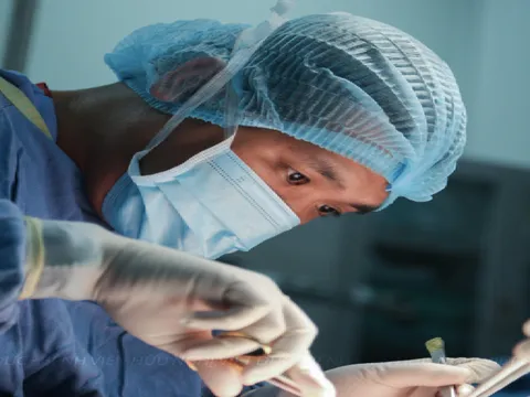 Tưởng phải cắt bỏ thận, bác sĩ làm điều ít ai ngờ: Lấy thận “đứt rời” ra ngoài "sửa chữa" rồi ghép lại cho chính bệnh nhân
