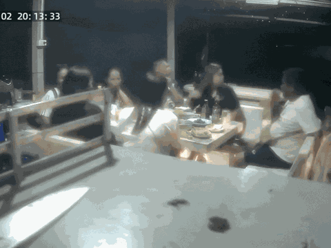 Ly thân 15 ngày, người đàn ông 62 tuổi lái xe tông vào bàn ăn của vợ cũ: Lời giải thích khó tin từ người chồng