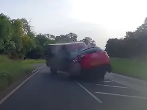 Clip: Xe khách chạy ngược chiều tốc độ cao va chạm kinh hoàng với ô tô con