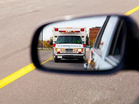 Không nhường đường cho xe cứu thương khi lưu thông trên đường bị xử lý ra sao?