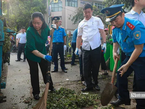 Bí thư Hà Nội cùng người dân xuống đường dọn rác sau bão số 3