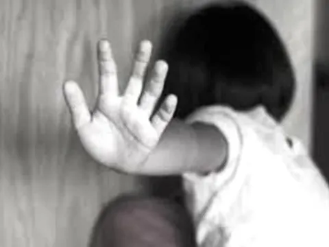 Phát hiện con gái 11 tuổi bị sàm sỡ, mẹ lên công an tố cáo "yêu râu xanh"
