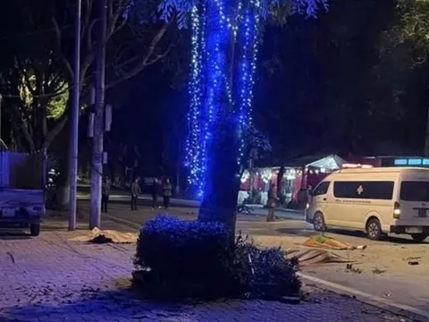 Vụ xe máy đâm gốc cây, 3 người tử vong ở Lào Cai: Hình ảnh camera tiết lộ nguyên nhân