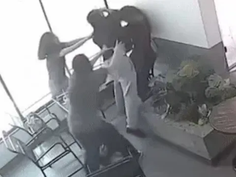 Bị phát hiện "bắt cá 2 tay", gã đàn ông đánh người yêu dã man, đến ngất xỉu ở quán cà phê tại TP.HCM