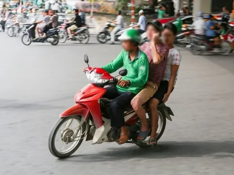 4 trường hợp xe máy "kẹp 3" mà không bị CSGT xử phạt theo quy định mới nhất