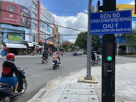 Từ 2025, 5 trường hợp được rẽ phải khi đèn đỏ mà không bị phạt