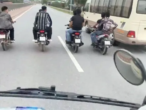 Từ 2025, người điều khiển xe máy đi dàn hàng ngang bị xử phạt tới 14 triệu đồng, trong trường hợp nào?