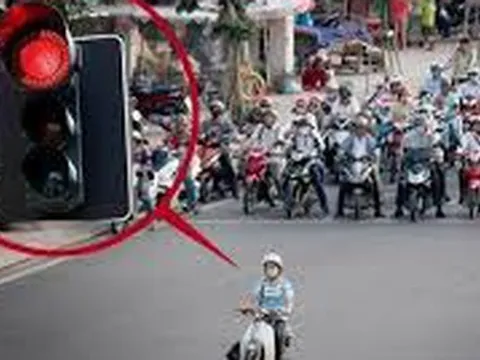 "Cố đấm ăn xôi" vượt đèn đỏ, xe máy trả giá 14 triệu đồng nếu xảy ra điều này