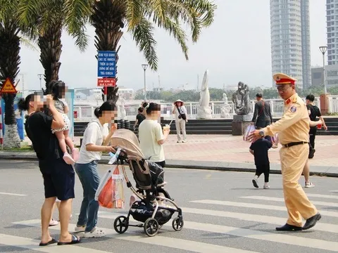 Năm 2025, người đi bộ vượt đèn đỏ có bị phạt tiền không?