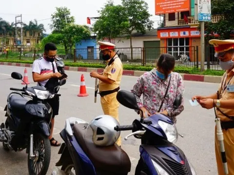 Nóng: Trường hợp được vượt xe bên phải từ 1/1/2025, ai cũng nên biết