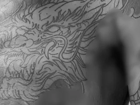 Phát hiện thi thể nam giới trước cổng bến xe tại TP.HCM: Có hình xăm rồng trên ngực, 6789 ở tay trái