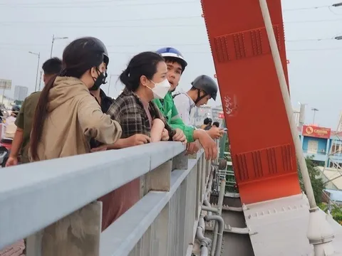 Chồng nhảy cầu Bình Lợi, vợ ôm mặt khóc nức nở "lý do gì mà anh nhảy vậy anh ơi" khiến ai cũng xót xa